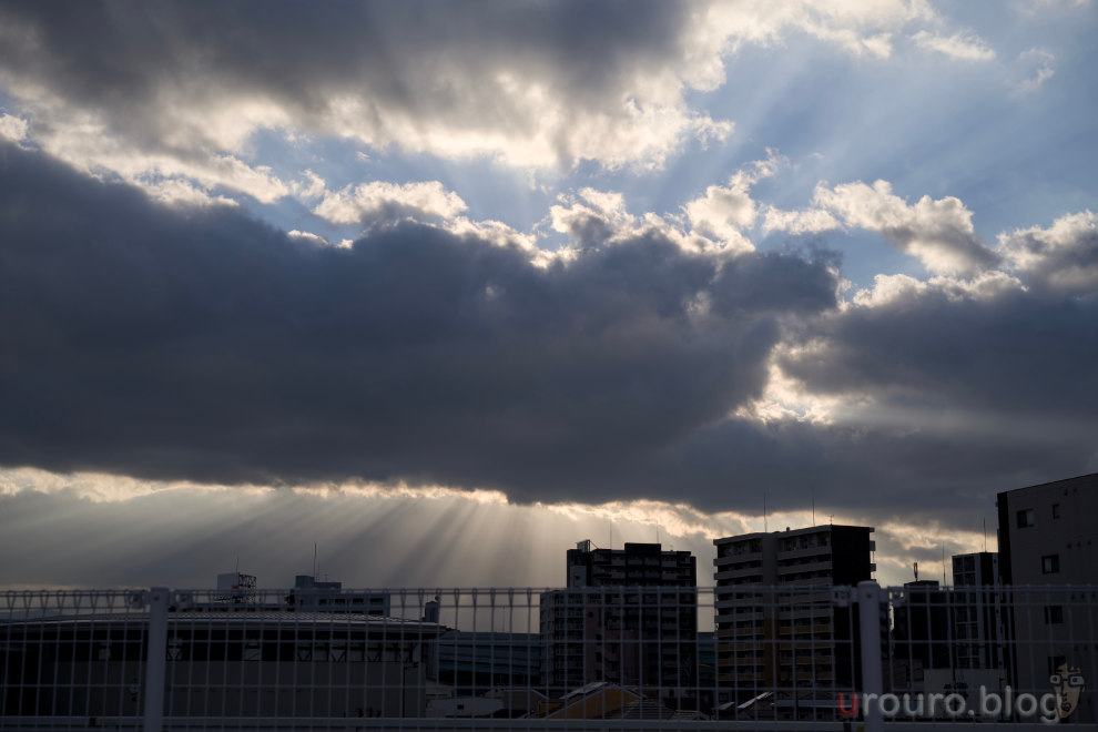 NIKKOR Z 24-70mm f/2.8 S IIで撮影した夕日の雲。タイミングよく後光が差している。