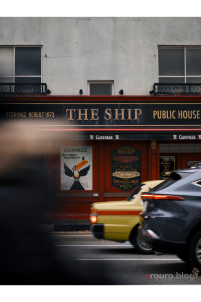 アスペクト比を現像時に4:3に変更した街スナップ。行き交うタクシーと自転車が写っている。NIKKOR Z 24-70mm f/2.8 S IIで撮影。