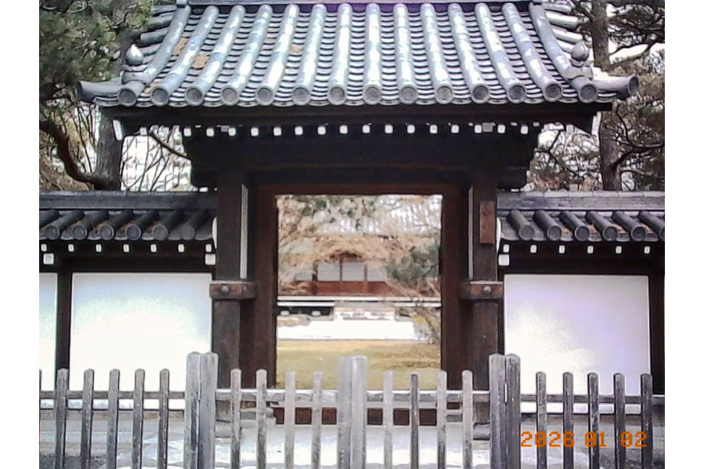 お寺の門をKodak Charmeraで撮影。なんともノスタルジックな写りだ。