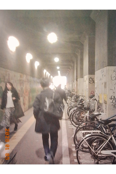 Kodak Charmeraは暗いところに弱い。ブレるし明暗差も表現できていない。トイカメラだから仕方がない。