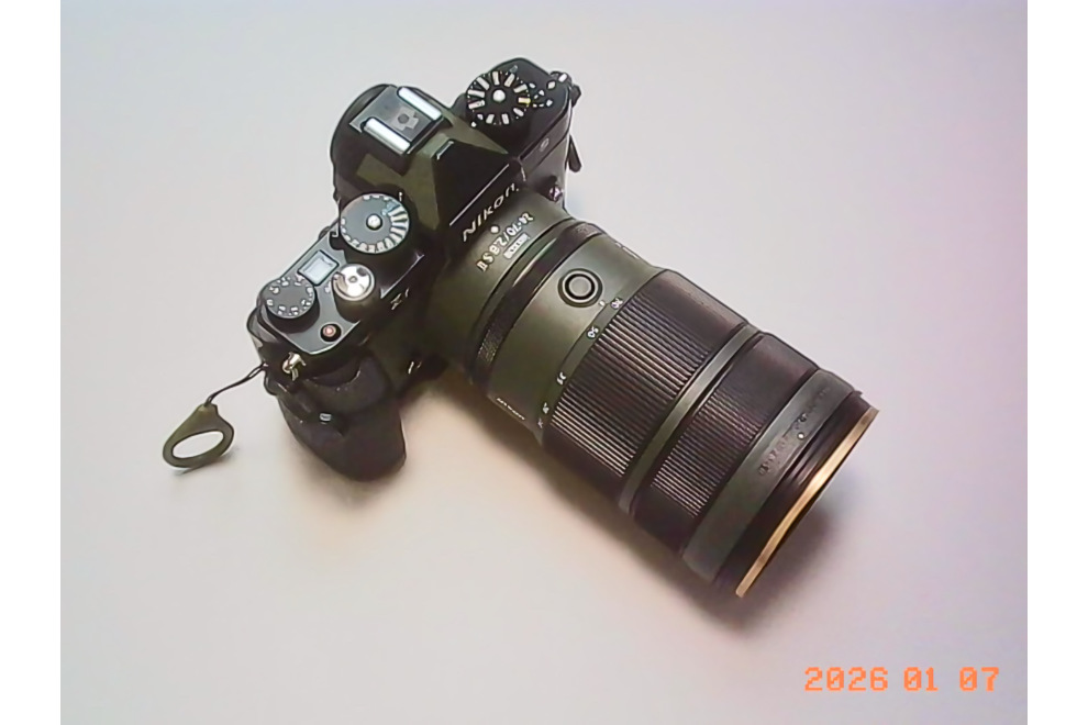 背景紙を敷いてKodak Charmeraで物撮りをしてみた。Zfが写っている。低画素なので文字の判別をするには至らない。