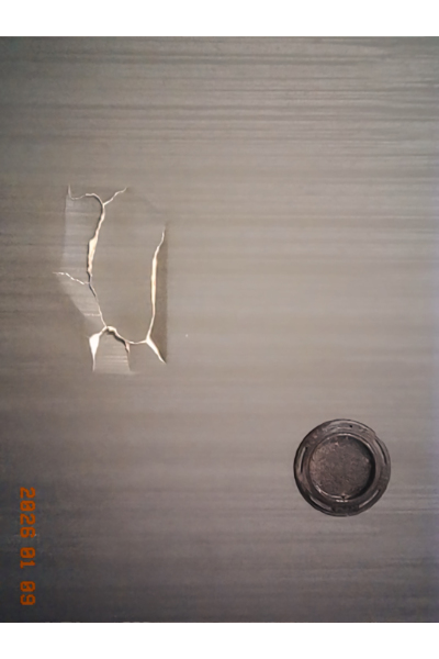 敗れた襖をKodak Charmeraで撮影。このカメラはこういう何気ないシーンを記録することが得意だ。