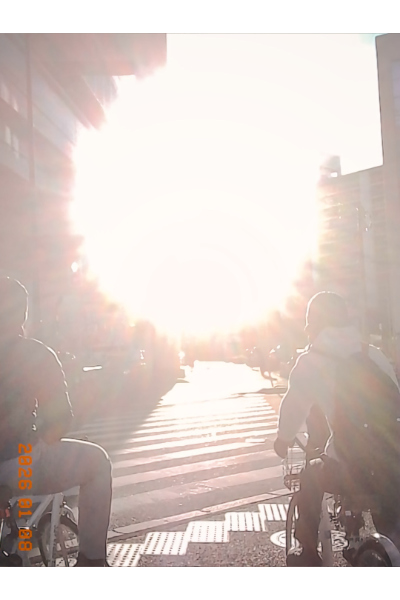 Kodak Charmeraは逆光に弱い。太陽にカメラを向けるとこのように大きな火球が画面を占めることになる。