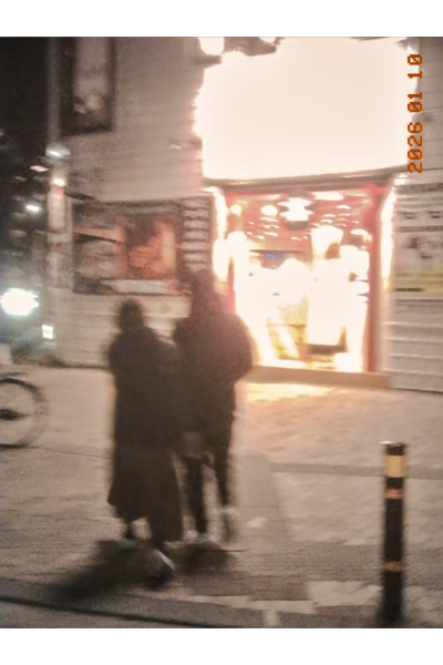 暗い夜スナップはCharmeraは弱い。かなり手ブレしている。居酒屋の前を歩くカップルを撮影。