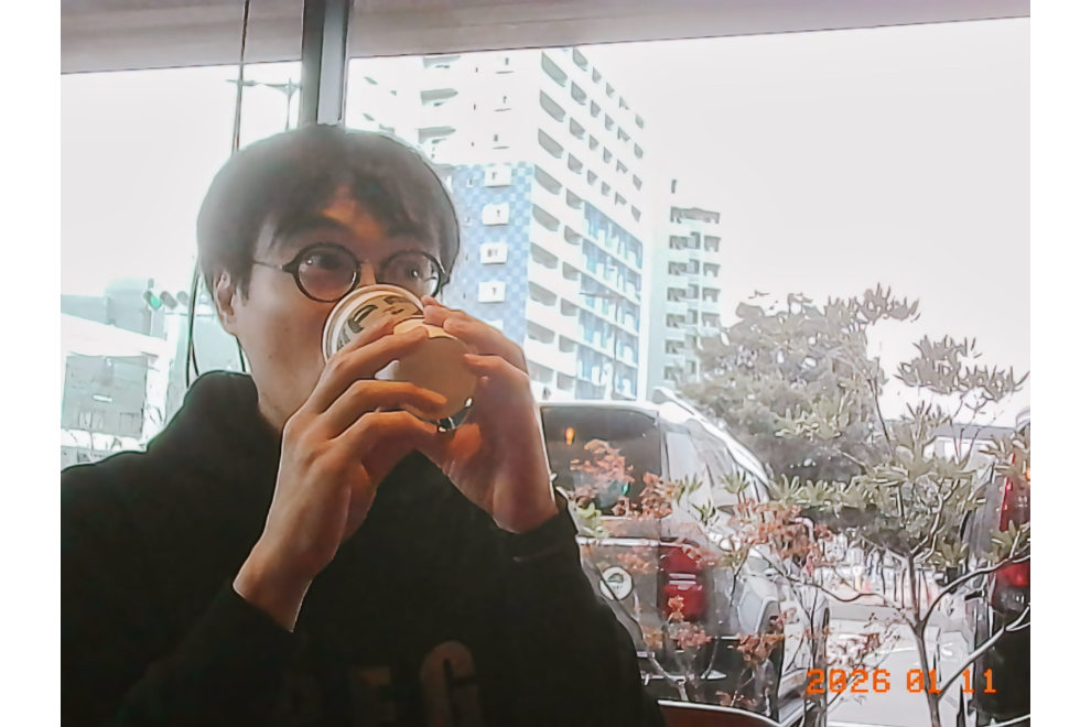 チャーメラを逆光で撮ってみた。カフェでコーヒーを飲んでいるisofss。JPEGをノイズ処理と現像処理をしています。