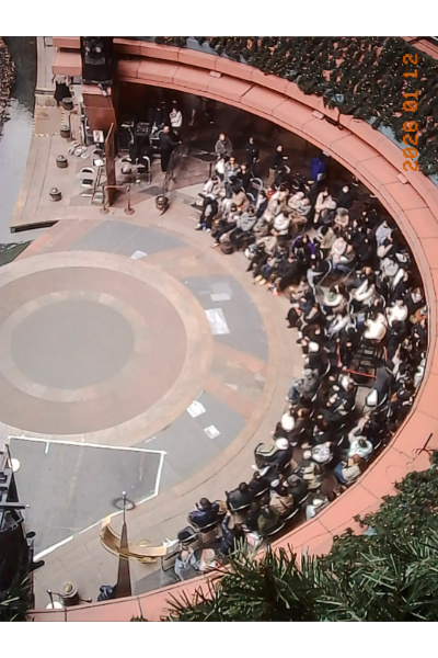 キャナルシティ博多のステージで演目を待つ聴衆席。Kodak Charmeraで撮影。