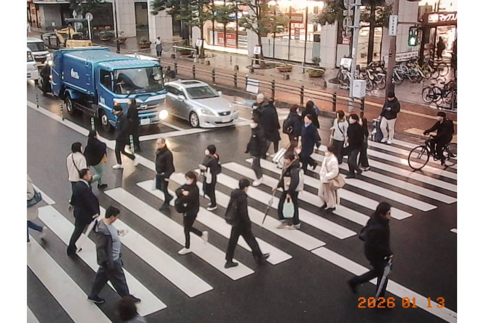 雨の日の交差点をKodak Charmeraで撮影。低解像なので濡れた道路の質感は出ていない。
