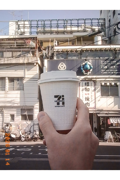 セブンのコーヒーはいつでも美味い。Kodak Charmeraで撮影。