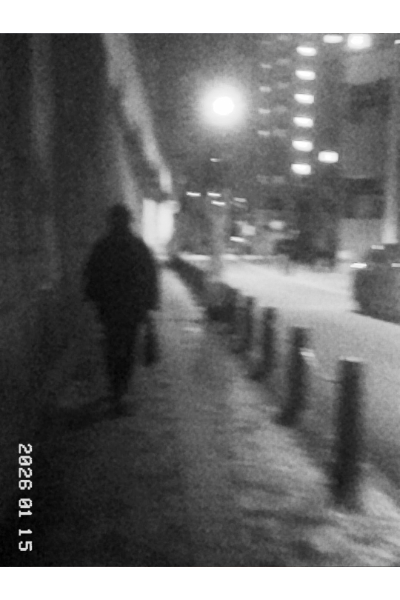 夜の路地を歩く人をKodak Charmeraで撮影。ノイズがひどいがこれはこれでありだと思った。