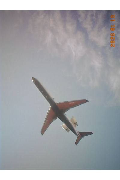 頭上を飛んでいく飛行機をKodak Charmera で撮影。至近距離でも換算35mmなので被写体は小さく写るし、文字は判別できない。