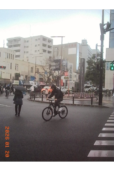 雨の日の交差点をKodak Charmeraで撮影。多少濡れても大丈夫だとは思う。