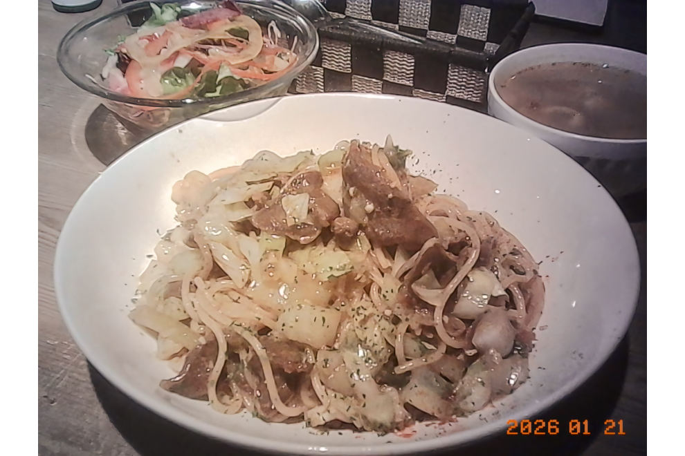 定食屋でランチをKodak Charmeraで撮影。日替わパスタが写っている。