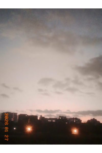 夕日に映えるビルの影をKodak Charmeraで撮影