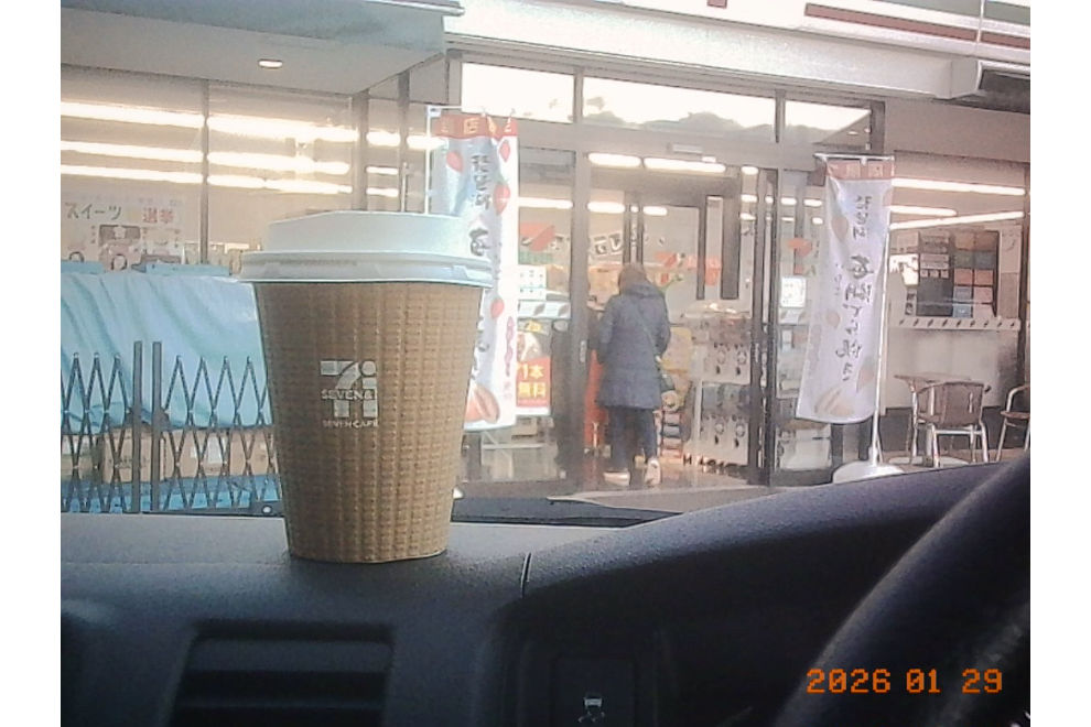 セブンイレブンのカフェオレをKodak Charmeraで撮影。