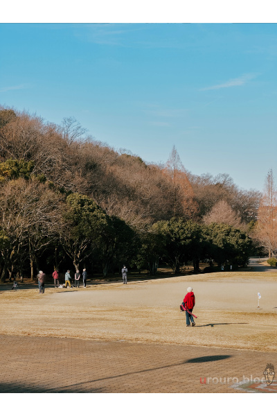 ゲートボールに向かう老婆をiPhone15 Proで撮影。