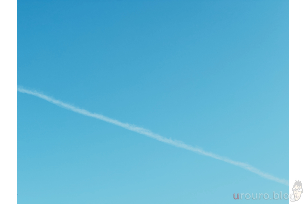 飛行機雲をiPhone15 Proで撮影。真っ青な青空。