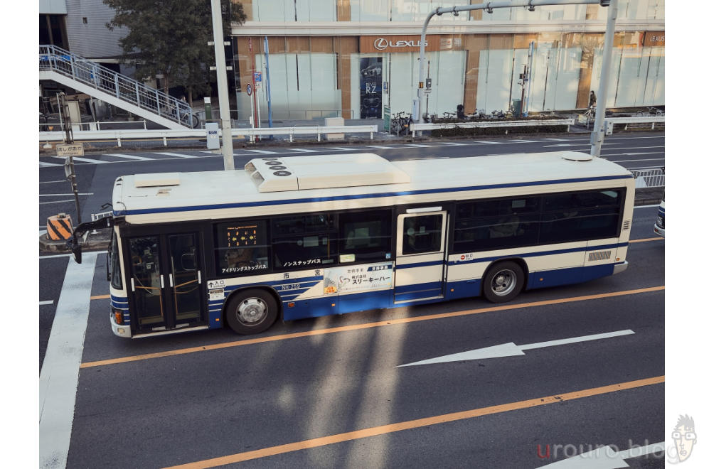 可愛い青色をした市営バスをiPhone15 Proで撮影。