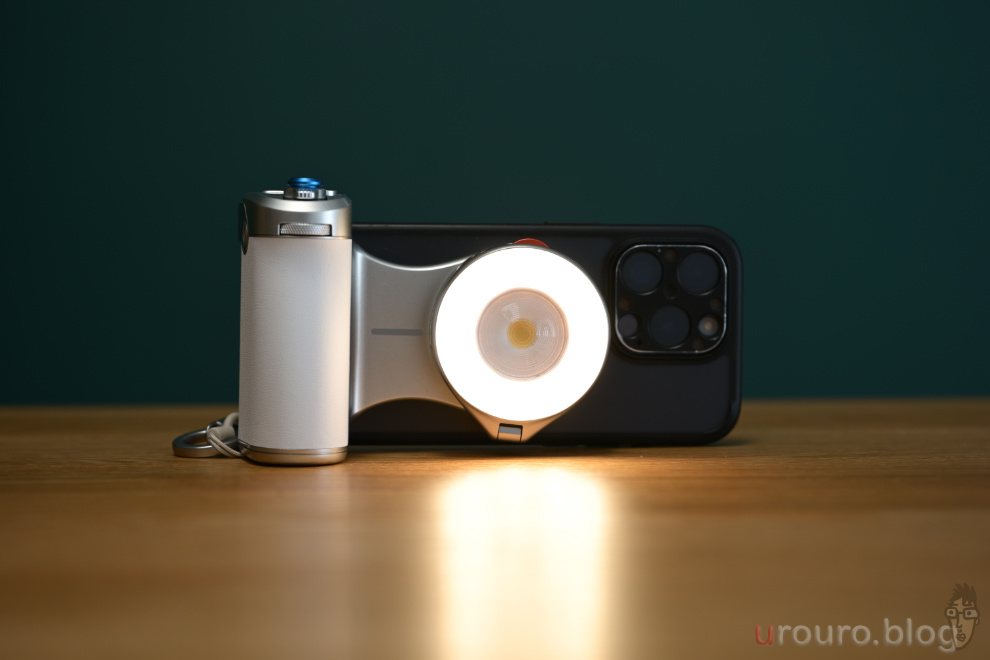 PRO SHOT IMAGING GRIPの外観。LEDライトを光らせている。