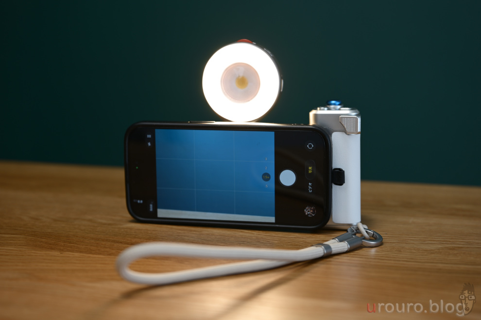PRO SHOT IMAGING GRIP & Magnetic Flashlight for Phones スマホ装着外観。