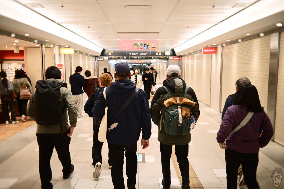 飲み会後の千鳥足の友達たち。BRIGHTIN STAR 28mm F2.8で撮影。