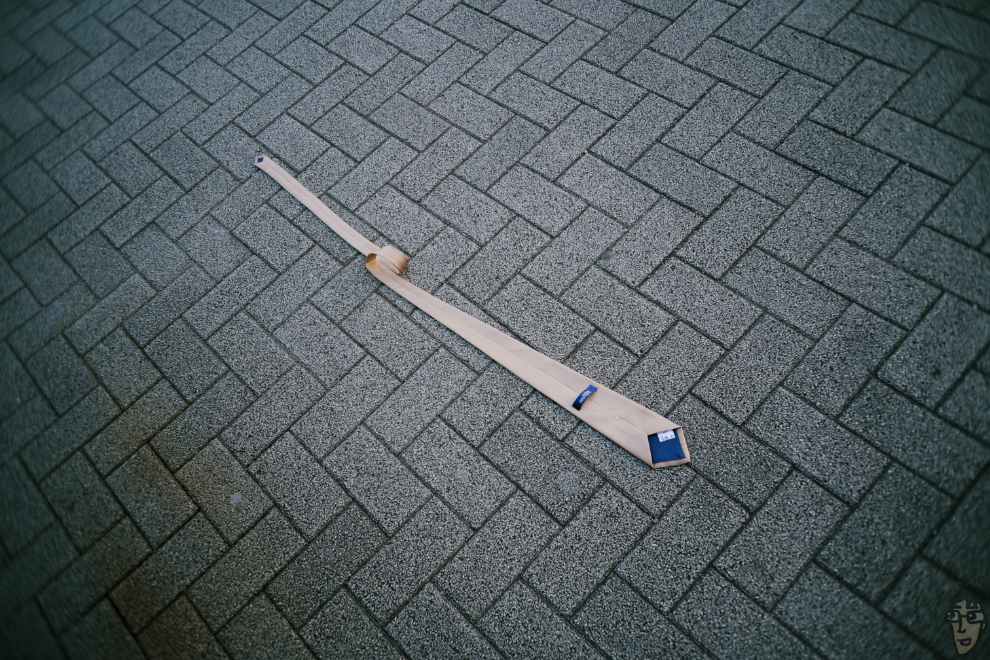 BRIGHTIN STAR 28mm F2.8 MOSU_nagisaで撮影。ネクタイが落ちていた。