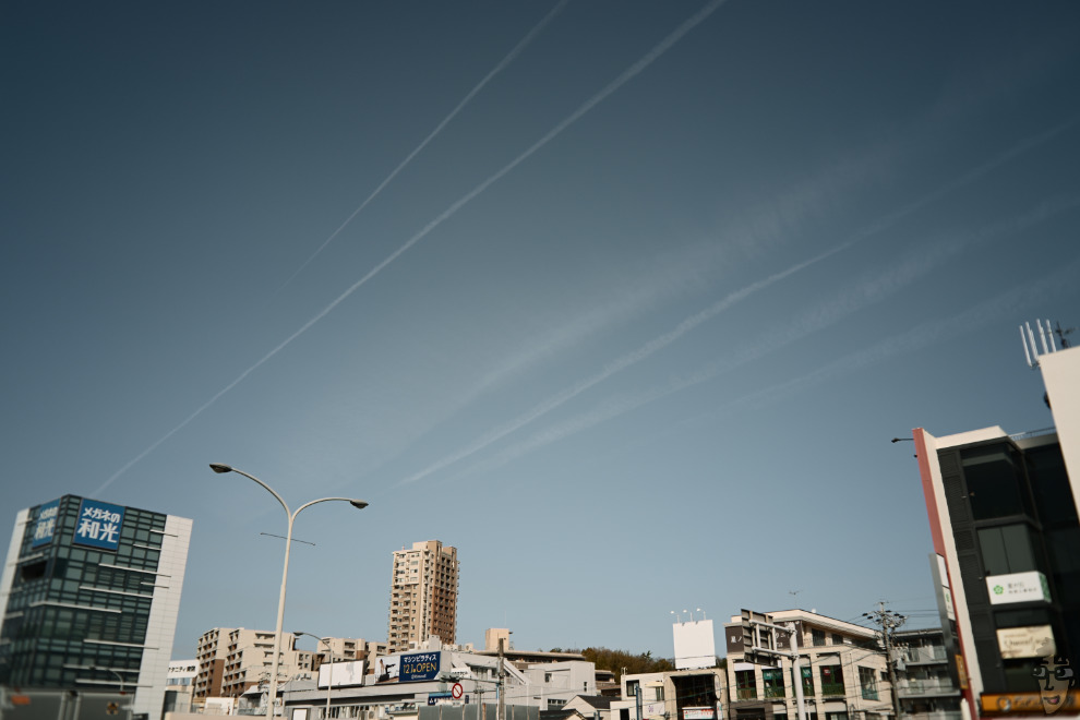 BRIGHTIN STAR 28mm F2.8 MOSU_nagisaで撮影。街の朝、空に飛行機雲がかかっている。