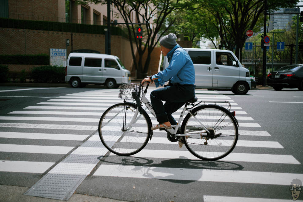 XR RIKENON 50mm F2で街スナップ、おじいさんが自転車に乗っている。