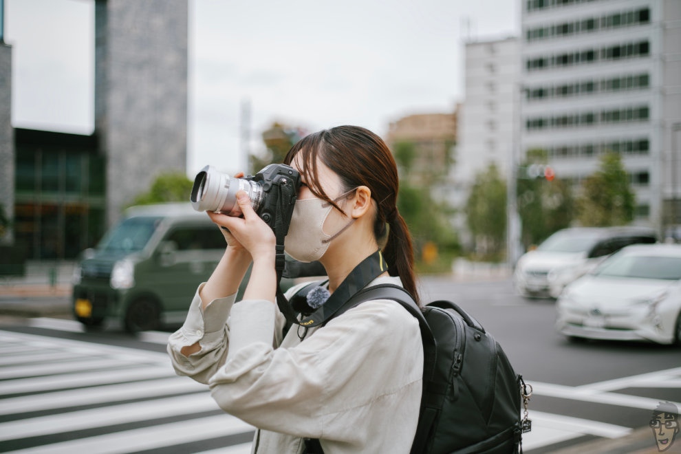 XR RIKENON 50mm F2でポートレート撮影。沙彩さんがカメラを構えている。