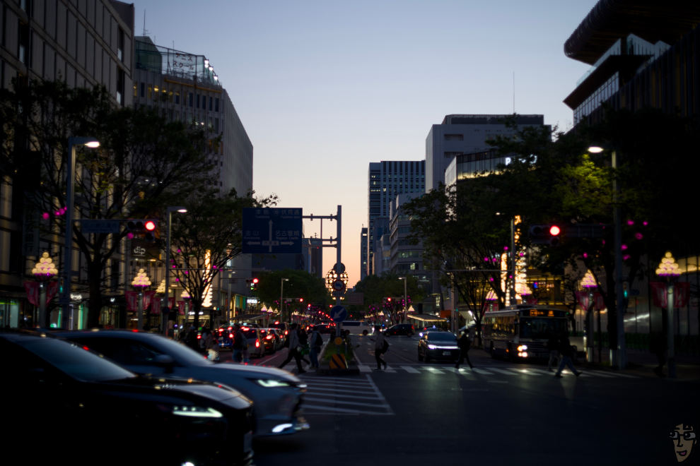 XR RIKENON 50mm F2で街スナップ。夕暮れのラッシュアワーと帰宅する人々を撮影。