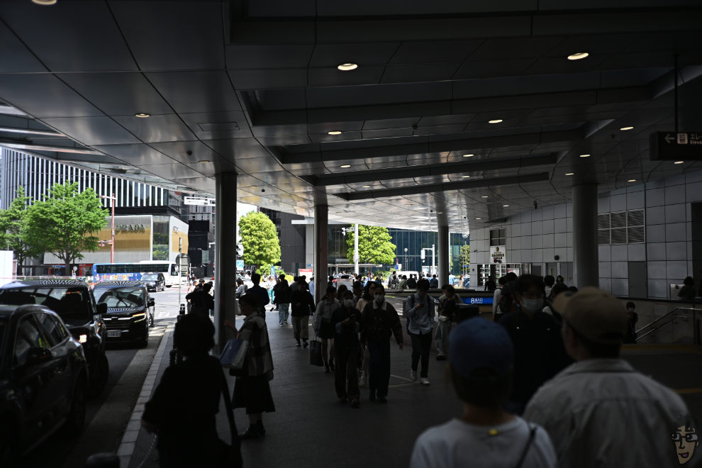 明暗差が大きい名古屋駅の入口をSG-image 35mm F2.2で撮影。