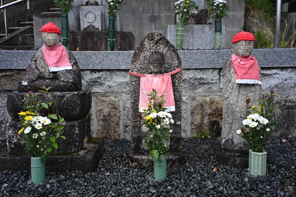 ピクチャーコントロールはスタンダード。SG-image 35mm F2.2で撮影したお地蔵さん。ちょっと歪曲収差が出ているのが分かる。