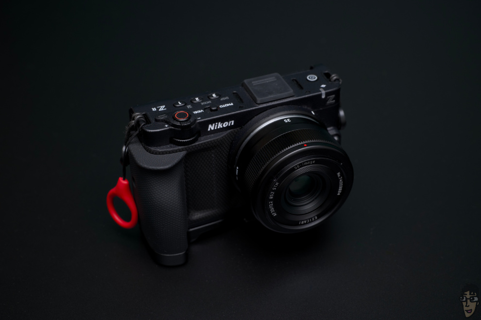 SG-image 35mm F2.2とNikon ZR の組み合わせ外観。レンズフードなし。