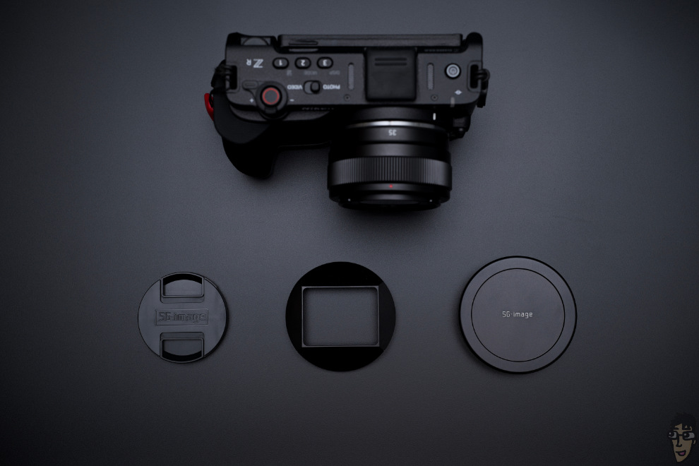 SG-image 35mm F2.2には金属鏡筒のフジツボフードとかぶせキャップが付属します。