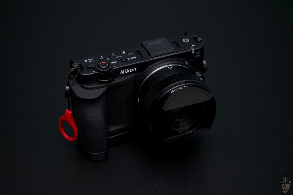SG-image 35mm F2.2とNikon ZR の組み合わせ外観。レンズフードあり。