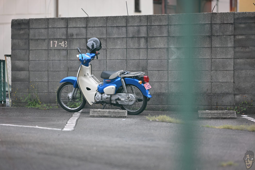 金網越しのバイクを撮影。7Artisans 135mm F1.8 MAXのAF挙動は悪くない。
