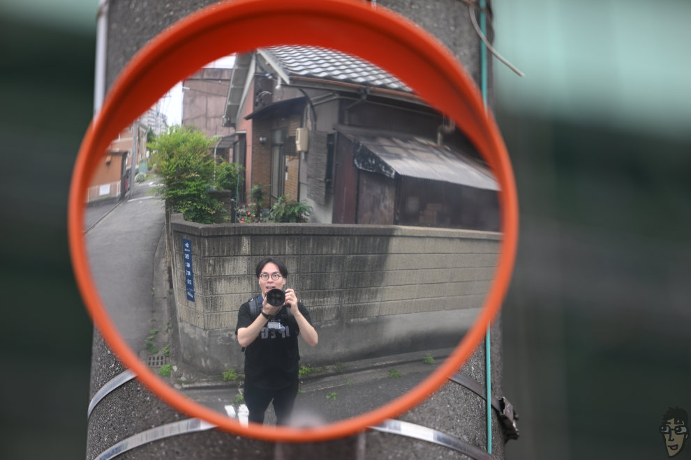 7Artisans 135mm F1.8 MAXを使って電柱のミラー越しに映る自分を撮影。描写は少し柔らかい傾向だと思う。