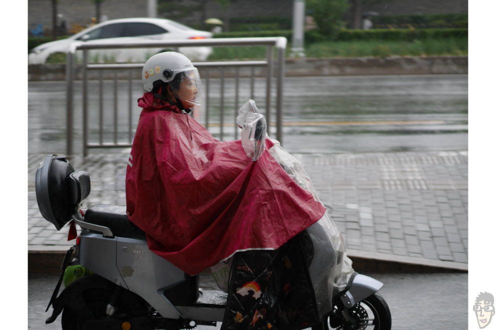 北京ではカッパを着ながらバイクに乗るのが主流なのか。LUMIX G 42.5mm F1.7で撮影。