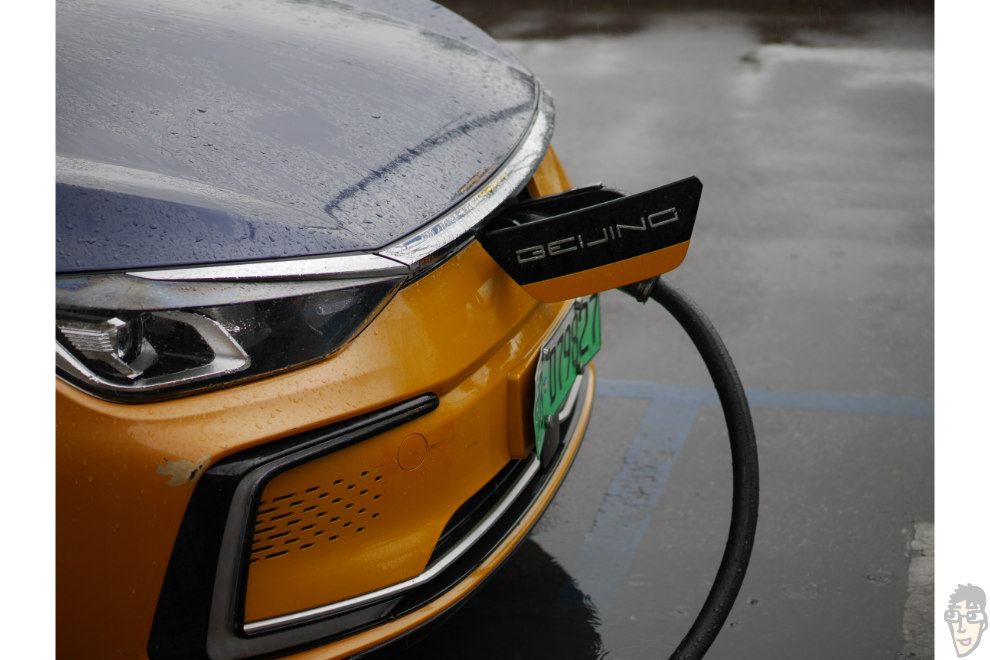 北京ではEVが主流なのか。どこもかしこもEV車。LUMIX G 42.5mm F1.7で撮影。