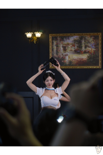 P&E2026の集客は、主に女性コンパニオンの女体に群がるおじさんで構成されていた。LUMIX G 42.5mm F1.7で撮影。