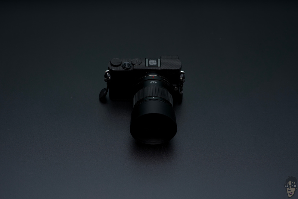 GM5とLUMIX G 42.5mm F1.7の外観を俯瞰した様子。