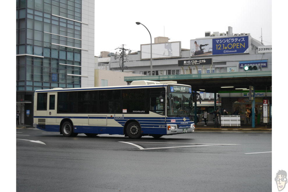 LUMIX GM5 と BRIGHTIN STAR 28mm F2.8 の作例写真。雨の日のバス停を撮影。