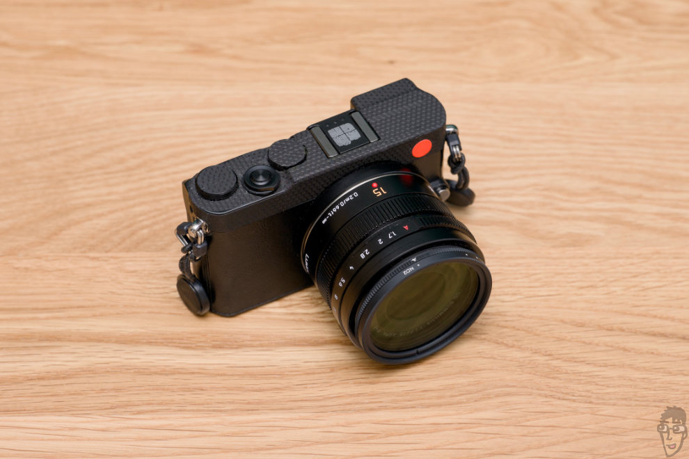LUMIX GM5 と SUMMILUX 15mm F1.7の外観写真。スキンシールは自作。