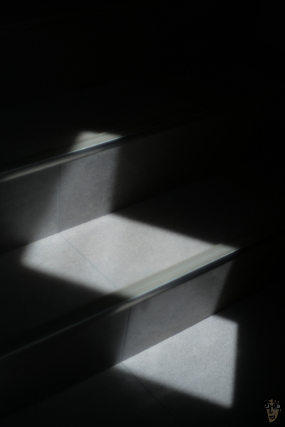 SHOTEN TRIBUTE 01 LTM50mm f/1.1で撮影したモノクロの開放F1.1の描写。階段がふわっと滲んでいる。
