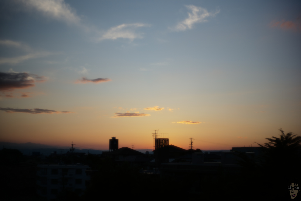 SHOTEN TRIBUTE 01 LTM50mm f/1.1で撮影した開放F1.1の夕焼け。夢から醒めないような描写が愛おしい。