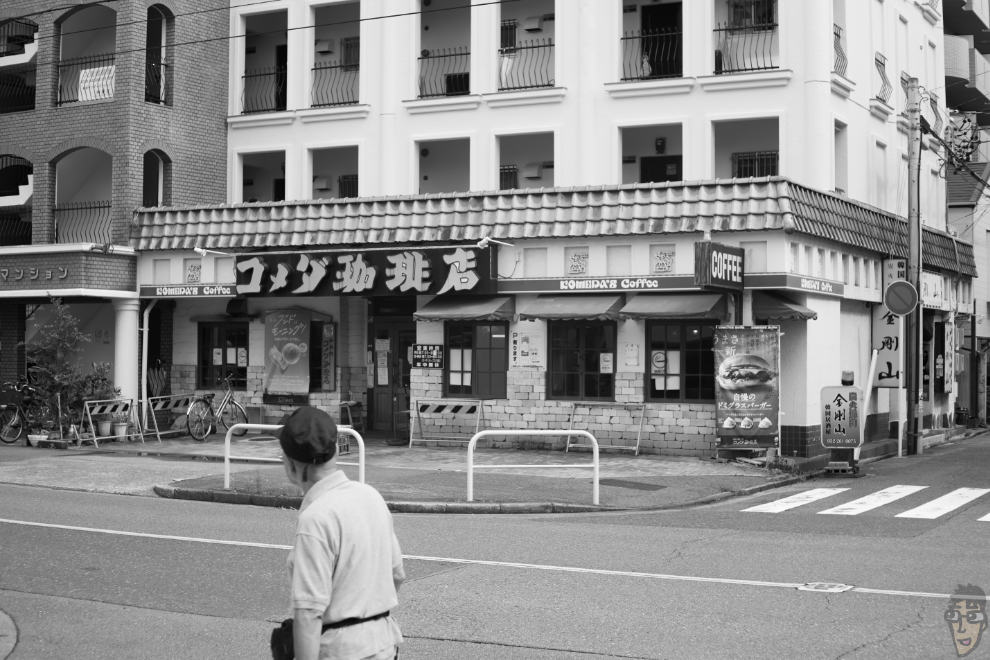 コメダ珈琲の前を横切る老人をSHOTEN TRIBUTE 01 LTM50mm f/1.1で撮影。このレンズはスナップ向きだ。