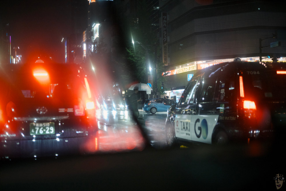 雨の日に車の中から撮影したズミクロンM f2/50の写真。他愛無い交差点だって写真に収めたくなる。