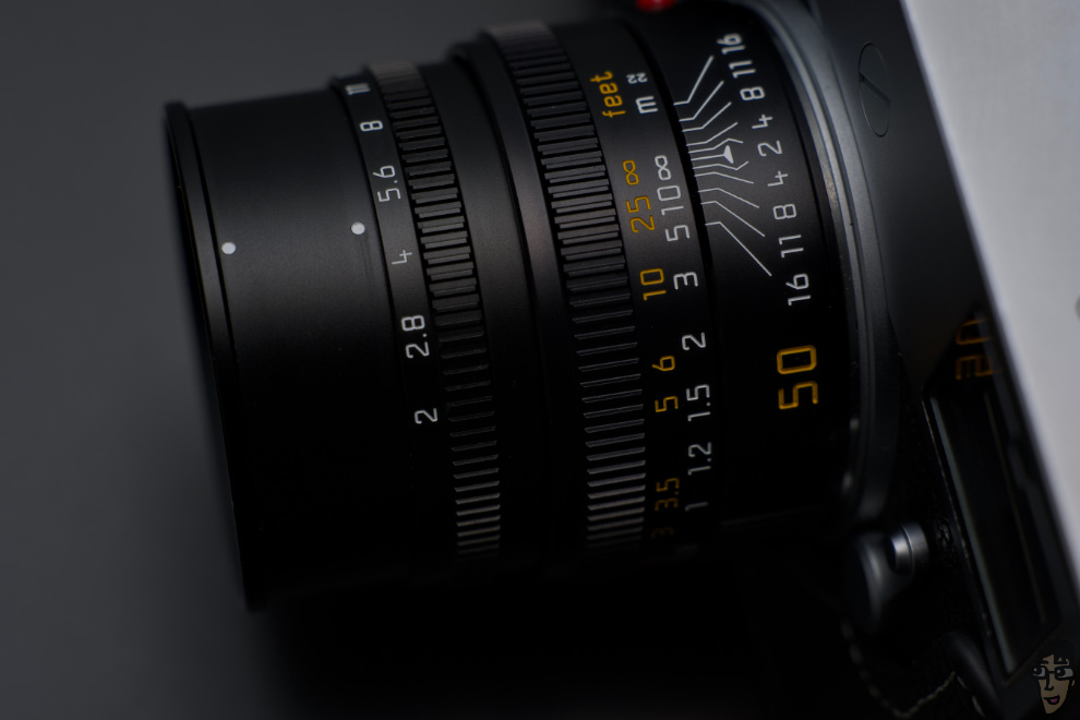 ズミクロンM f2/50の内蔵フードを出した外観写真。ボディはライカM10-P