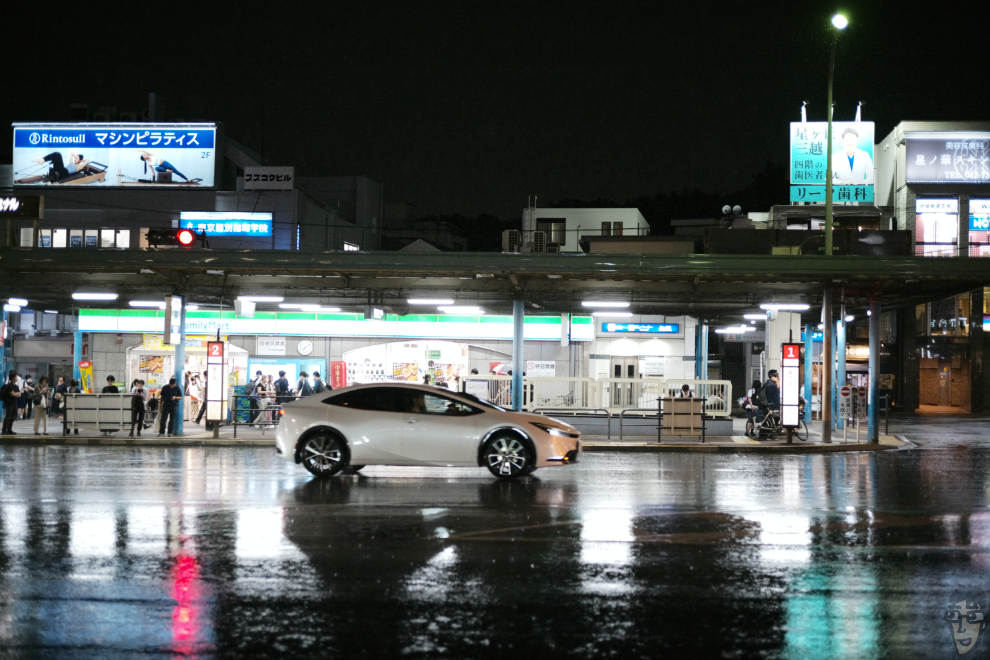 雨の日のズミクロンスナップ。雨の中を車が走っている。素早く構えてカメラを濡らさないように撮影。