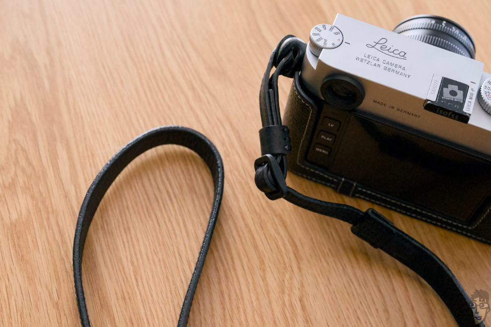 LEICA + SUMMICRON-M f2/50 に組み合わせたULYSSESのオールブラック・ストラップ。しっとりしていて上品。