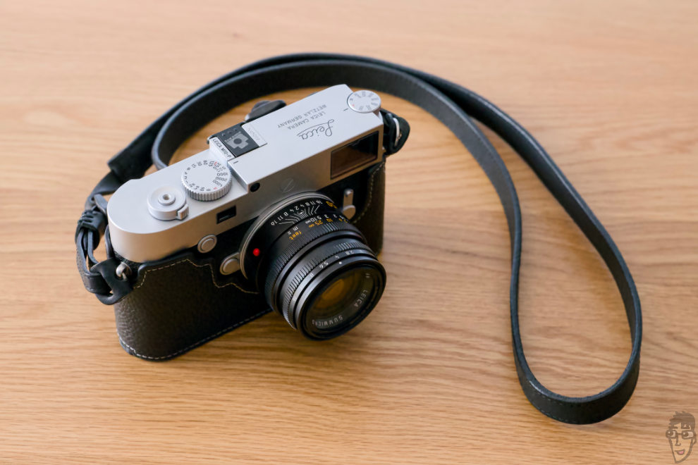 LEICA + SUMMICRON-M f2/50 外観写真。ただ机の上に置いておくだけで絵になる外観。